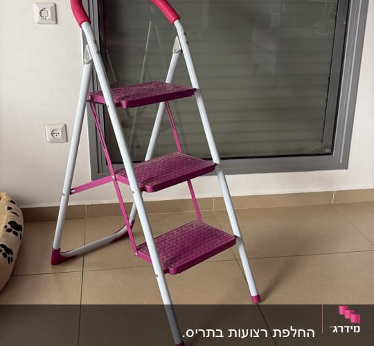 סולם ורקע של חלון עם תריסים